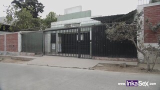 Félénk iskoláslány kamatyol pénzért