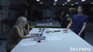 Munkatársak Katie Morgan és David Lee kettyintenek a főnök asztalán
