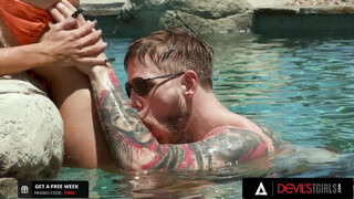 Bájos nagymellű transzvesztita Brittney Kade telefröcskölt arccal popó után