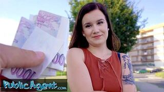 Csábos pici Eliss meztelenül pózol amatőr fotózáson