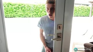 Szexi 40-es sierra megdugja a tini kukkolót