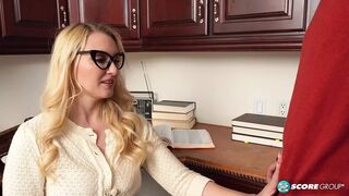 Fullos 40-es Julia Robbie és a tinédzser fickó