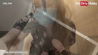 Lina Love mellbimbós szuka masturbál közkonyhában