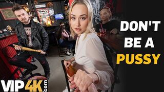 Bátor világos szőke pornósztár döngeti idegen krapekot a bárban