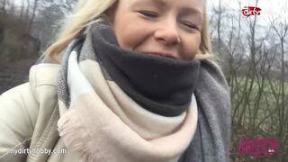 Forró fiatal maca kerékpáron dörzsöli szaftos puncáját