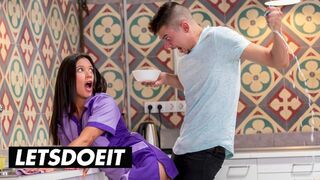 A szexy szobalány Jade Presley kitakarít és cumizza a gigantikus faszkat a forró szálláson