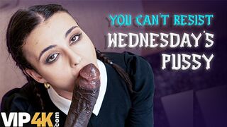 Lispy wednesday kufircolta a nevelő apa gigantikus faszát mint egy igazi kutyaként