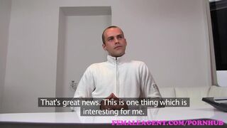 Kívánatos milf ügynök teszteli a durva pasit