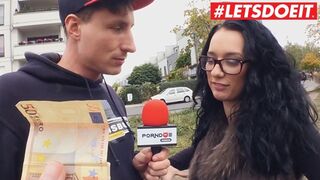 Német tinilány termetes segggel a buszról leszállva forró autós dugásban