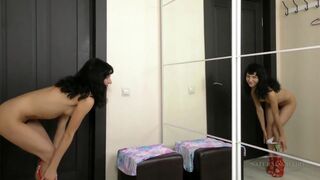 Fiatal maca szőrös puncival masturbál a tükör előtt