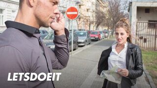 Lenyűgöző turista Silvia Dellai mélyen megkúrva egy helyi pasas által
