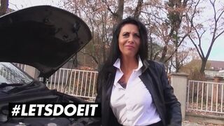 Lady Paris formás mellei remegnek a szabadtéri farkasütés izgalmaitól
