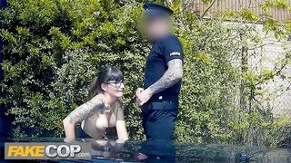 Rendőr megdugja a sötét hajú geek nőcit és rálövi a szemüvegére - fake cop