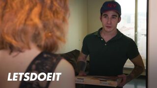 Megcsaló cunci Arian Joy először a barátját baszogatja, aztán a kézbesítő csávó megdugja jól
