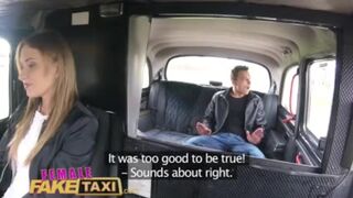 Tinédzser fickó gyorsan megdugja Angel Piaff lucskos kiborotvált puncáját a hamis taxiban