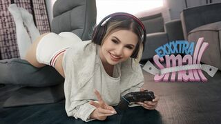 Pici zsenge szuka Aria Banks elkapja magas mostohabátyját Chris Epicet, aki a szobájában veri a rúdja