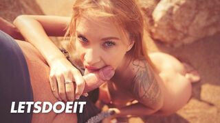 Angel Piaff világos szőke csábítója zsíros kukacot szopogatóan a tengerparton