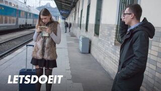 Selvaggia zsenge csajszi felfogta Charlie Dean hatalmas faszát egy gyors pov dugásra
