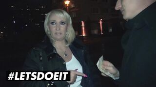 Kitty Wilder húsos milf kufircolása a szexbuszon