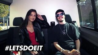 Vékony csoki Coco Kiss pénzért leszopja a gigászi csoki fazt az autóban