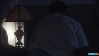 Tinédzser bige cumizik és lovagol a farkon ágyban lefekvés előtt