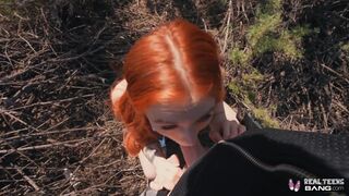 Vadító vörös fiatal Madi Collins kibelezi a puncáját és keményen megdugja a óriási dákója