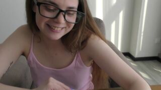 Csintalan fiatal könyvmoly tanul anatómiát egy igazi méretes faszon! 18 éves