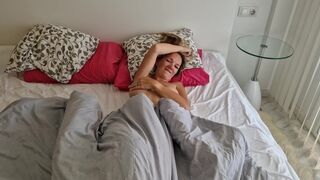 Bombázó manus megbassza a haver feleségét, miután az lelépett, és pov videót készít neki