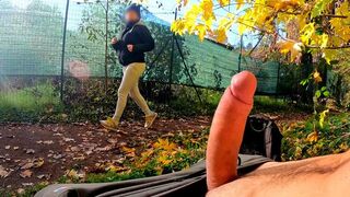 Parki faszvillantás: egy szemérmetlen milf nem bírt ellenállni egy kíméletlen mellkasbaszásnak