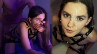 Forró fekete menyecske hámban cumizza és ugrál a faszomon - nézd meg szexy élvező arcát!