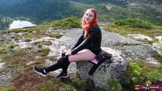 Fiatal vörös bige masturbál a hegyekben orgiáig