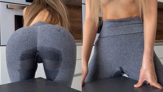Zsenge maca vadul dörzsöli magát az asztalhoz, amíg a leggingse telis-tele spriccel