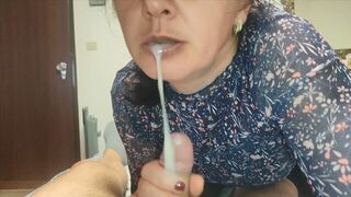 Ne mondd el senkinek! bájos milf nevelő anya szopással segít a nevelő fiának és szájába élvez