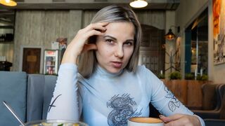 Távirányítós műdákó egy zsúfolt kávézóban - Letty black