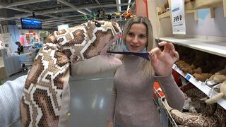 Letty black vadul kupakol a nyilvános helyen monster pub 2-vel