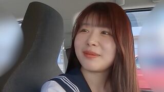 Kasumi-chan, a bombázó riporternövendék autóban cumizza és veri a dákót