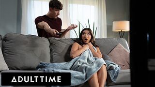 Adult Time vonzó kalandja - Kimmy Kimm maszturbáláson kapva, de nem tud ellenállni a nagy farknak
