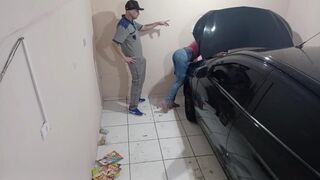 Vadító tinédzser kéjhölgy a szerelőnél kamatyol az alkalmazottal