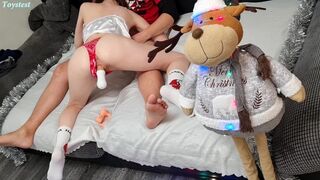 Fiatal amatőr bige megmutatja, hogyan kívánja a vad hármast műbrével kezdve