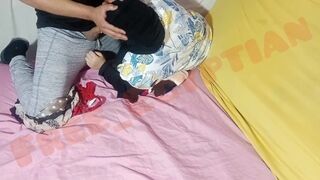 Kívánatos arab milf-et megbassza a tini srác, és kétszer is telelövi a hijabban