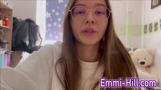 Tinédzser lotyó keményen ujjazza magát és spriccel!