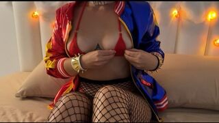 Ufo kamatyol bele a gyönyörű harley quinnbe piros mikro bikiniben minden lyukba