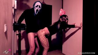 Maszkos őrült keményen megbassza a néger macát a tükör előtt - halloween szerepjáték fétis páros játék