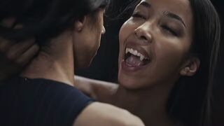 Ebony Vampire Mistress Lia Lin elcsábít egy dél amerikai méretes cicis fiatal kis csajt a Vampired kíméletlen domina játékában