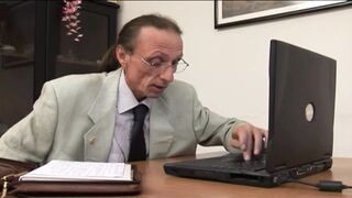 Kurva MILF titkárnő cumizza ki a mocskos főnökét