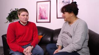 Vörös hajú milf méretes mellekkel orálozza a cerkát és hagyja hogy keményen megdugják