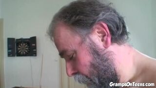 Tinédzser vörös pipi cumizza és lovagol a nagypapa kukacán