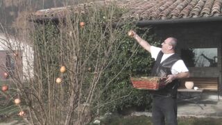 Vonzó világos szőke fiatal amatőr popsiba reszelve és szájba lőve méretes farasszal