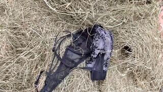 Méretes popós vén nő leszopja a paraszt farkát a disznóólban
